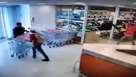 Nhân viên siêu thị hạ gục tên trộm chỉ bằng một chai nước ngọt